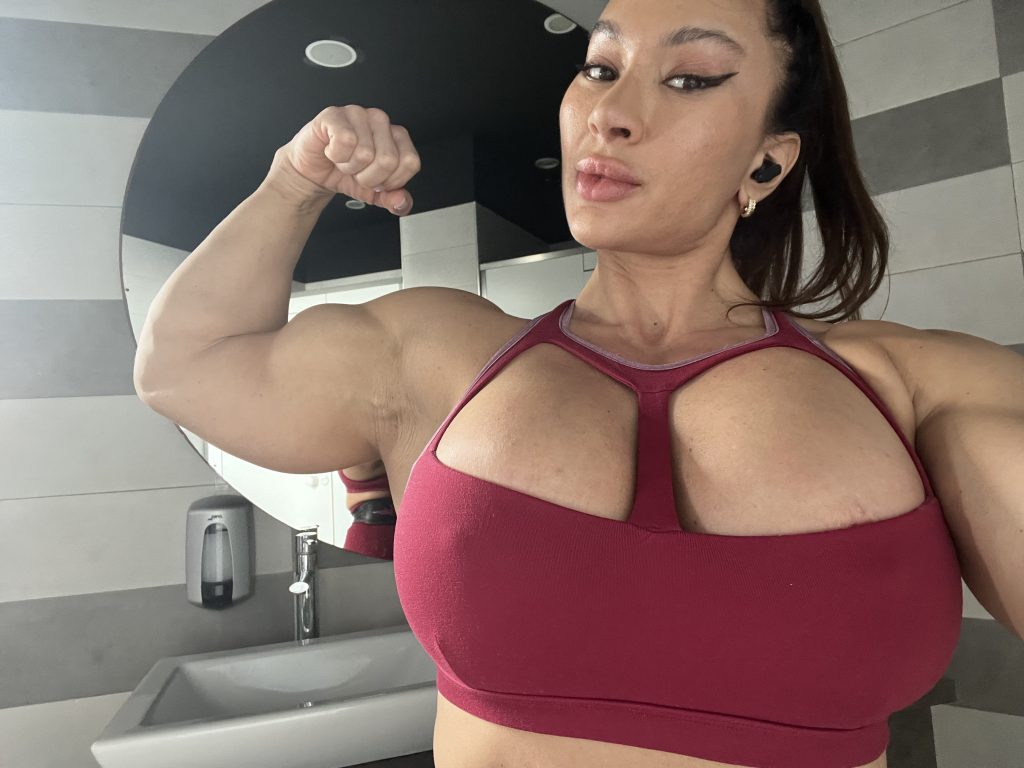 muscle worship Chicago— elite female bodybuilder FBB session Illinois