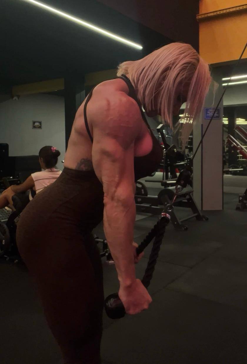 Female bodybuilder muscle worship session New York — girls with muscle NYC
