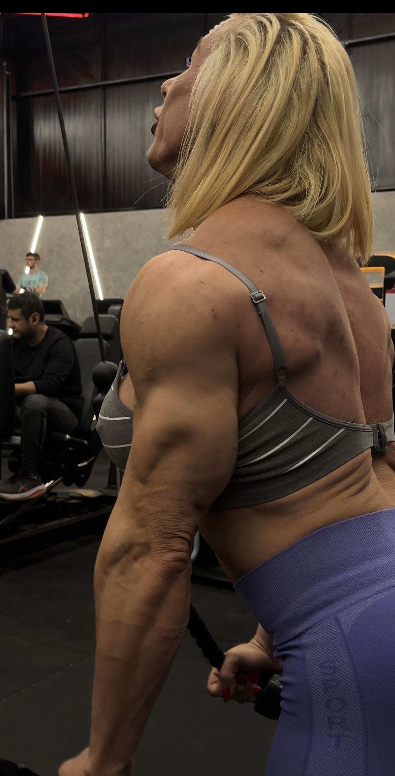 muscle worship Detroit Michigan — elite female bodybuilder FBB session Motor City