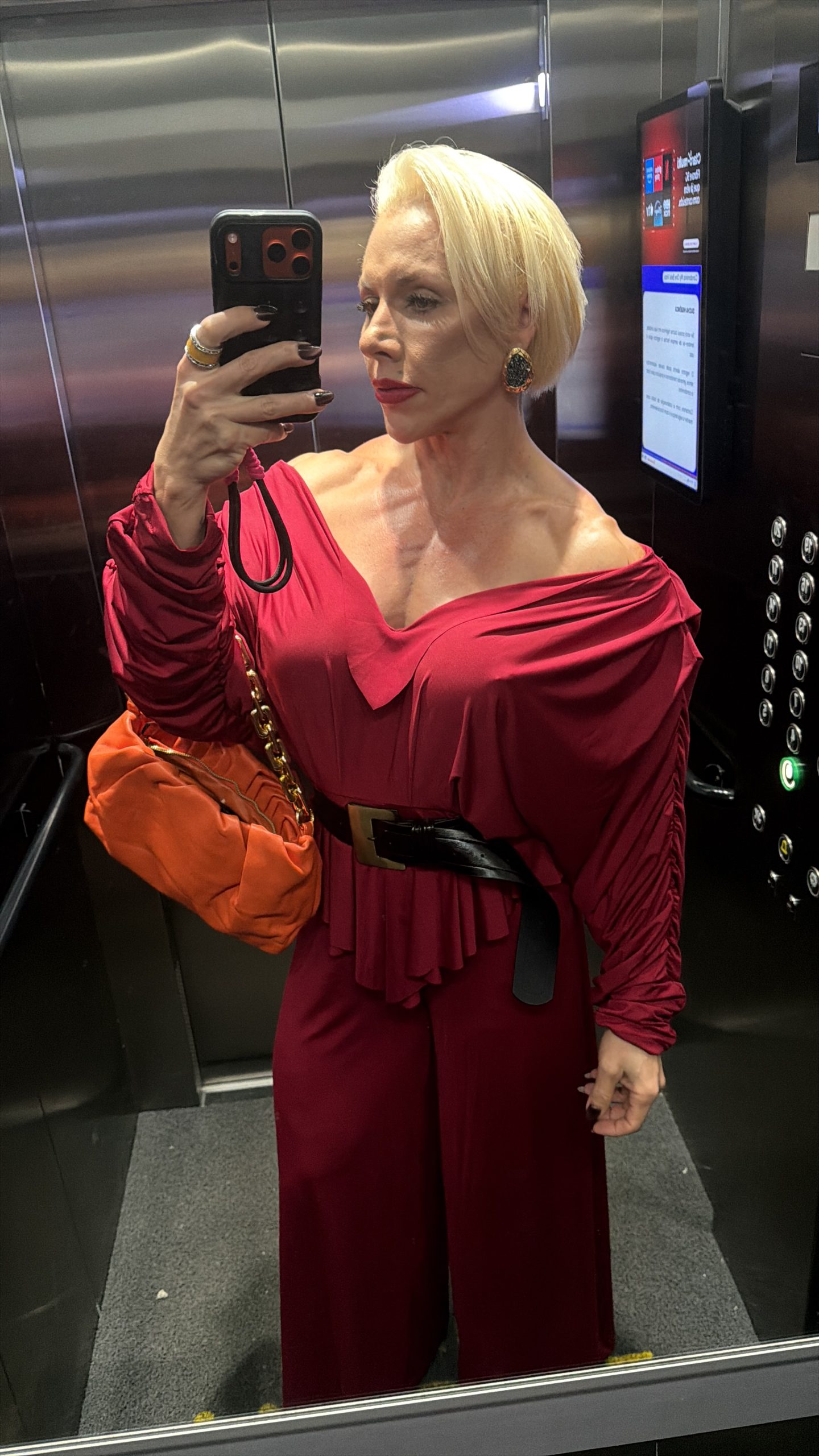 female bodybuilder available for muscle worship sessions USA — FBB muscle worship female bodybuilder sessions girlswithmuscle girls with muscle muscle mommy