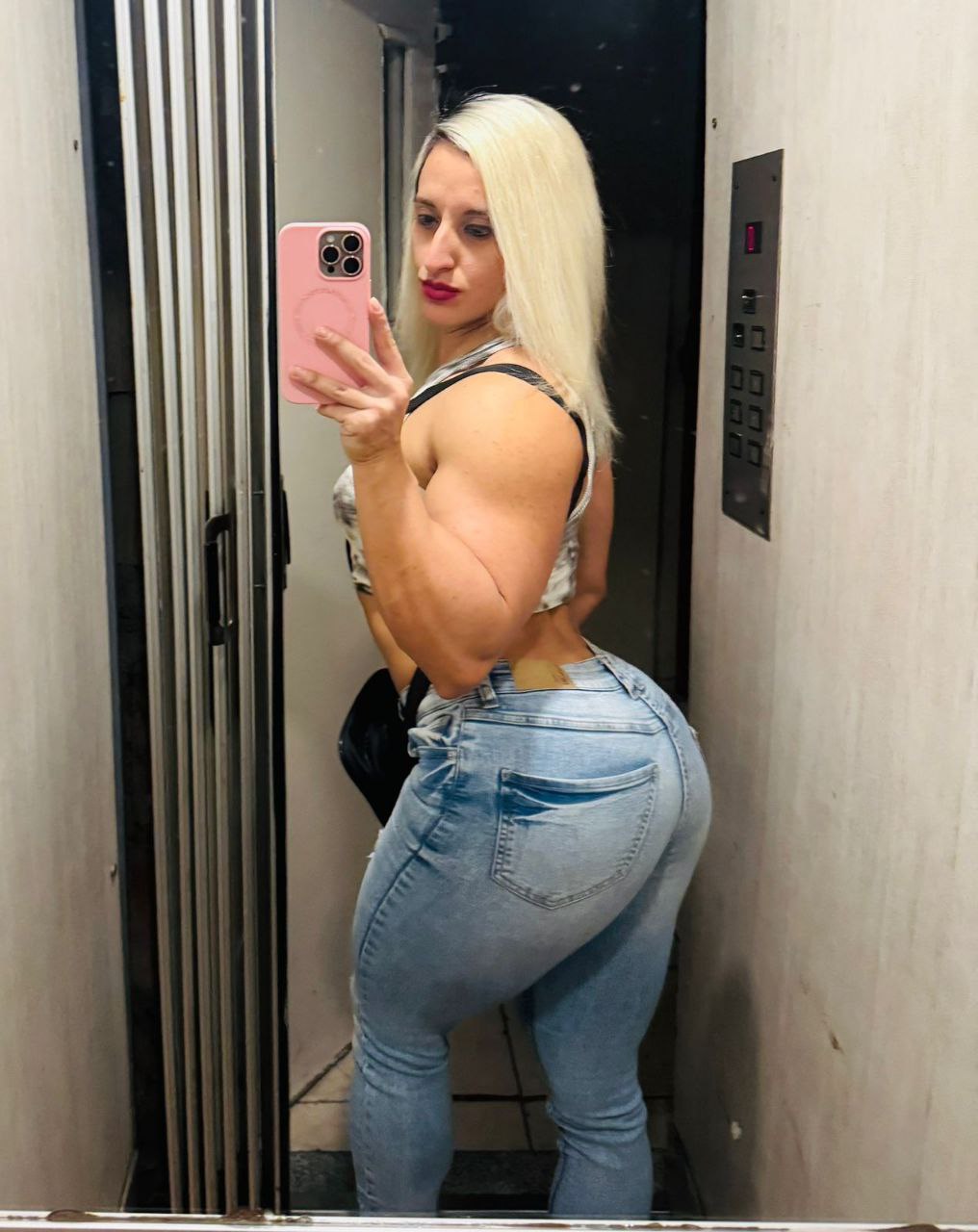 Muscle Goddess Kayla FBB strength session lift carry USA — musclegoddesskayla Kayla FBB sessions female bodybuilder girlswithmuscle