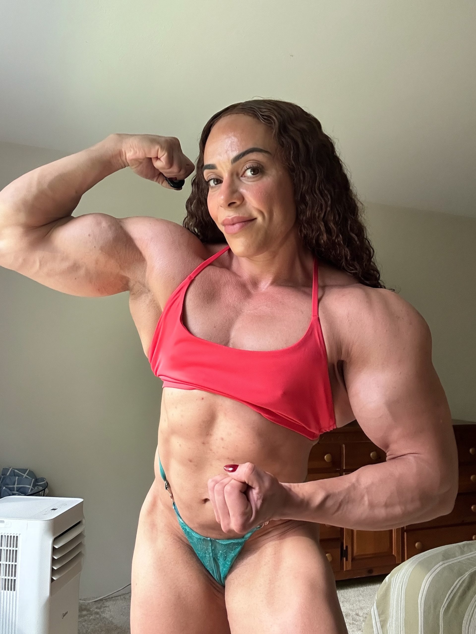 Sabine Curly Fit Queen competitive female bodybuilder San Diego — muscle worship USA girlswithmuscle