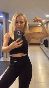 female bodybuilder posing muscle mommy session wrestling USA — muscle worship FBB sessions girlswithmuscle