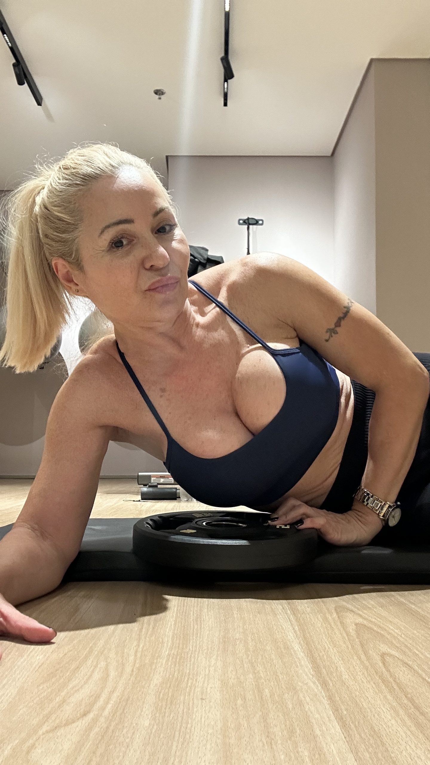 Fit Mom Adriana fitmomadri body worship Miami USA — muscle mommy muscular moms fit GILF fitness mommy female bodybuilder sessions girlswithmuscle