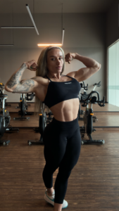 Mia Fuerte – female bodybuilder and muscle mommy offering muscle worship and session wrestling in the USA