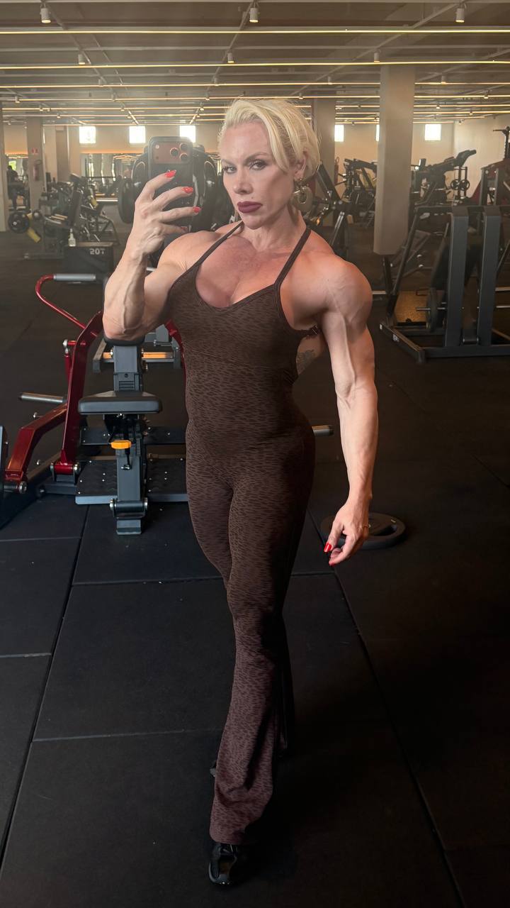 Muscle mommy escorts Denver — FBB escort Denver muscle girl escort FBB domination worship female bodybuilder sessions Colorado